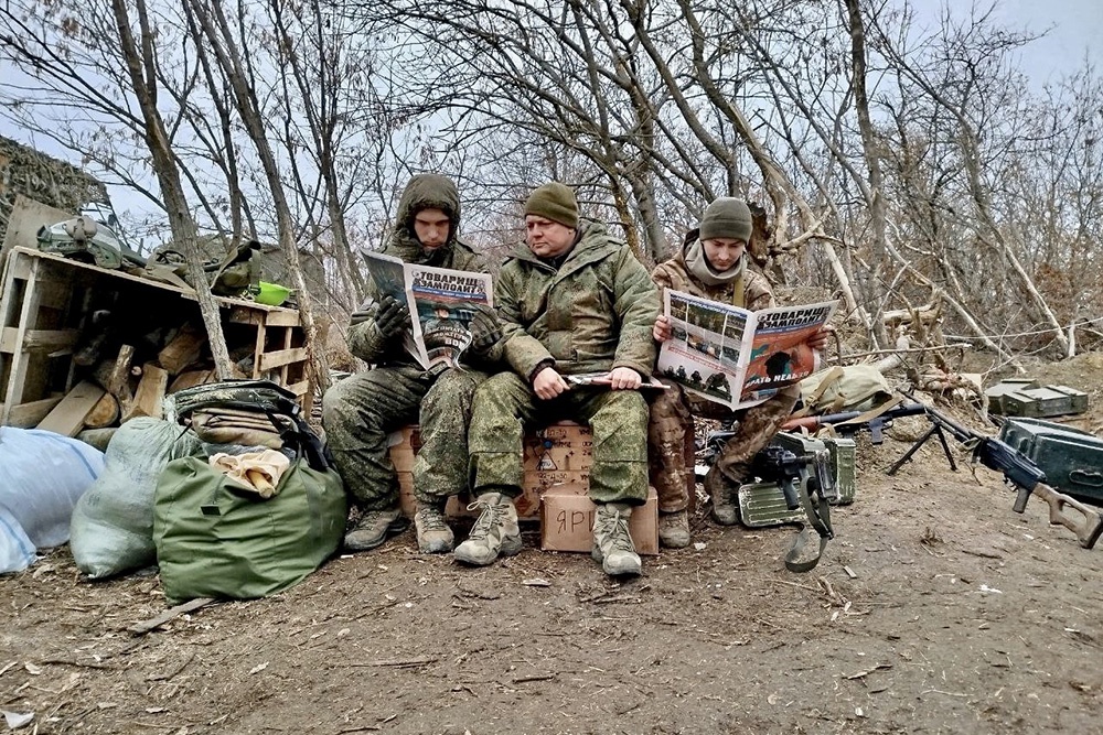 Владимир Пряхин сам пишет статьи, печатает тираж газеты - тысячу экземпляров, разносит их по точкам, где собираются военные и простые дончане.