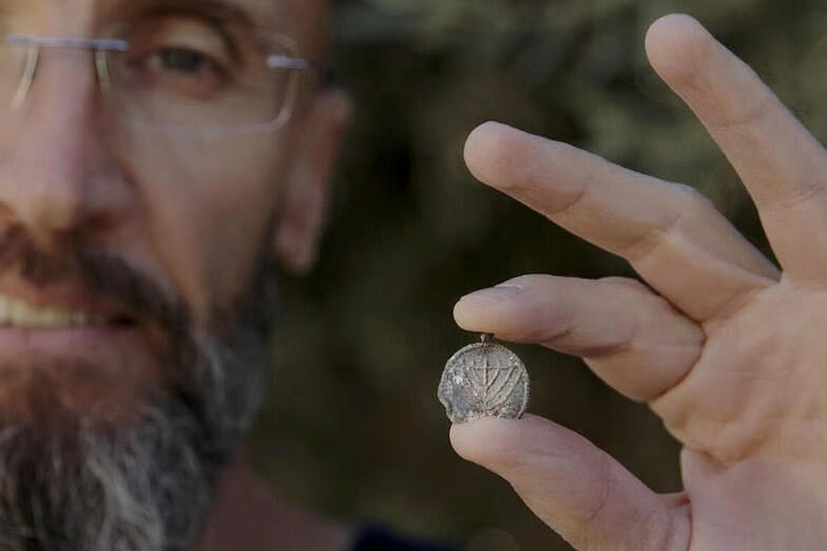 Как показывают исторические источники, евреям в этот период въезд в Иерусалим был запрещен. Как здесь оказалась подвеска - загадка, которую предстоит разгадать.