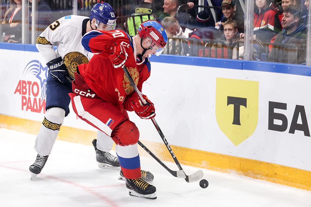 Несмотря на юный возраст, Егор Сурин не стесняется брать игру на себя. В матче с Казахстаном он забил дважды.