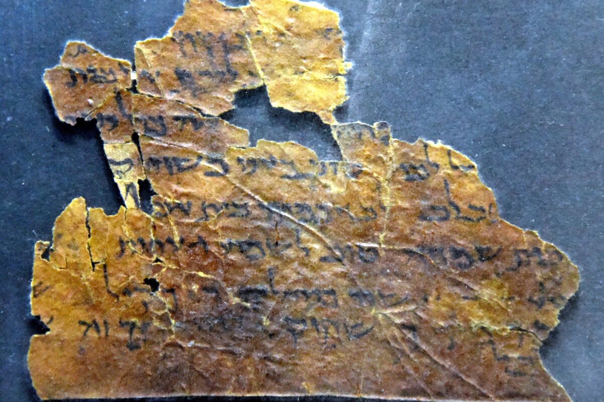 Неправильный почерк, непоследовательные пропорции букв, сильные повреждения на обеих рукописях не давали "взломать" его более 70 лет.