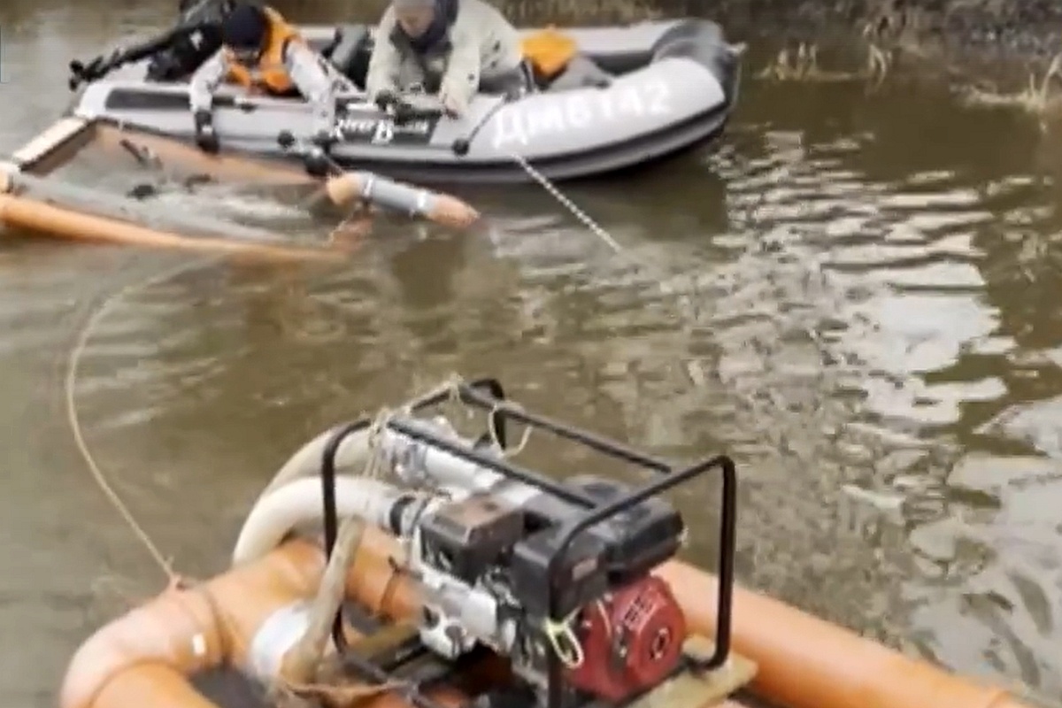 Водолазы с помощью спецтехники доставали монеты со дна реки. Водолазы с помощью спецтехники доставали монеты со дна реки.