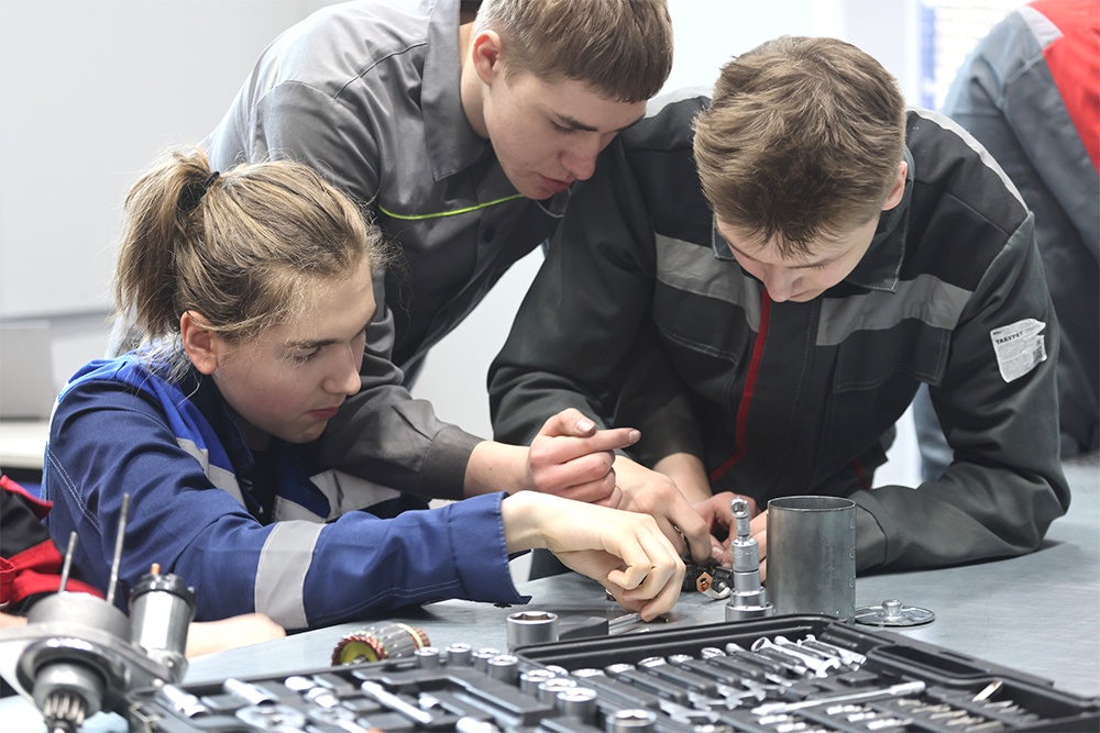 С 2026 года вступает в силу закон, позволяющий не сдавшим ОГЭ девятиклассникам бесплатно получить рабочую профессию.