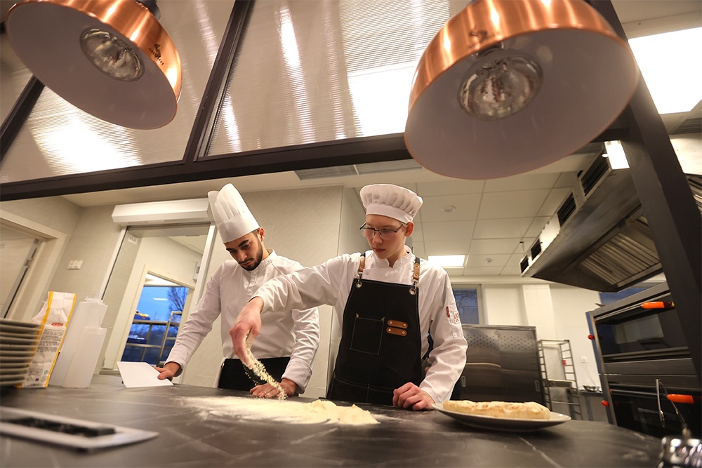 Уже со второго курса ребята работают в ресторане и получают не только зачет за практику, но и первую зарплату.