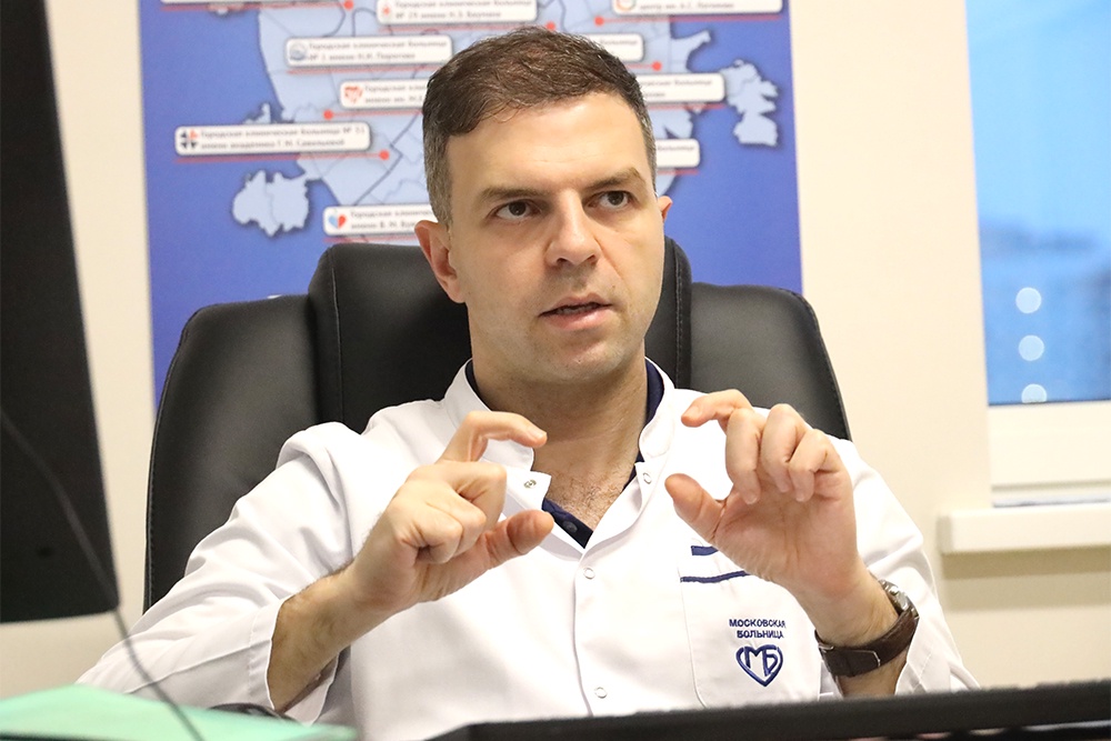 Георгий Айрапетов мечтает о том, чтобы после таблетки или укола у человека вырастал новый хрящ, но пока такой технологии нет, он и сейчас делает все для того, чтобы вернуть каждому пациенту счастье движения.