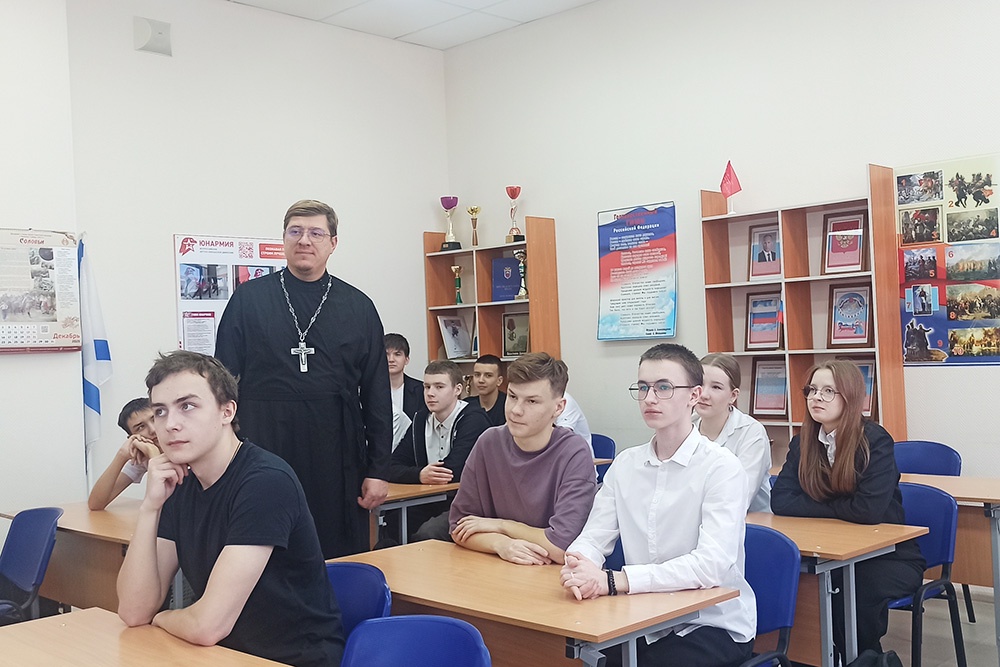 Отец Георгий рассказал ребятам о русских святых, сыгравших важную роль в истории и духовной жизни России.