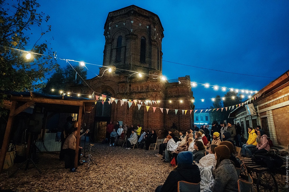 Культурные события шли во дворе башни все лето.