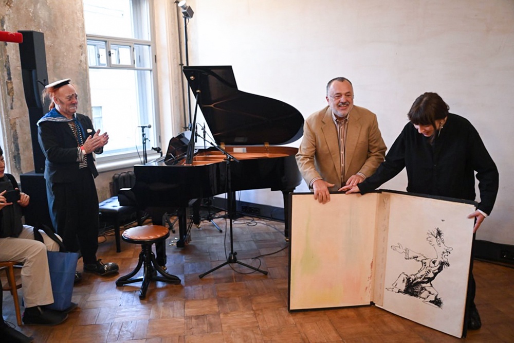 Ближайшие три месяца квартира будет действовать как экспозиционное пространство, здесь открыта выставка "Комнаты ОБЭРИУ", составленная из семи частных коллекций.