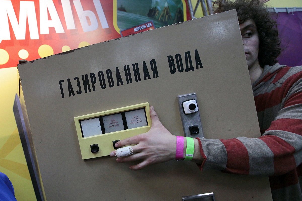 Автомат выдавал два варианта газировки: чистую газировку за 1 копейку и с сиропом за 3 копейки. Автомат выдавал два варианта газировки: чистую газировку за 1 копейку и с сиропом за 3 копейки.