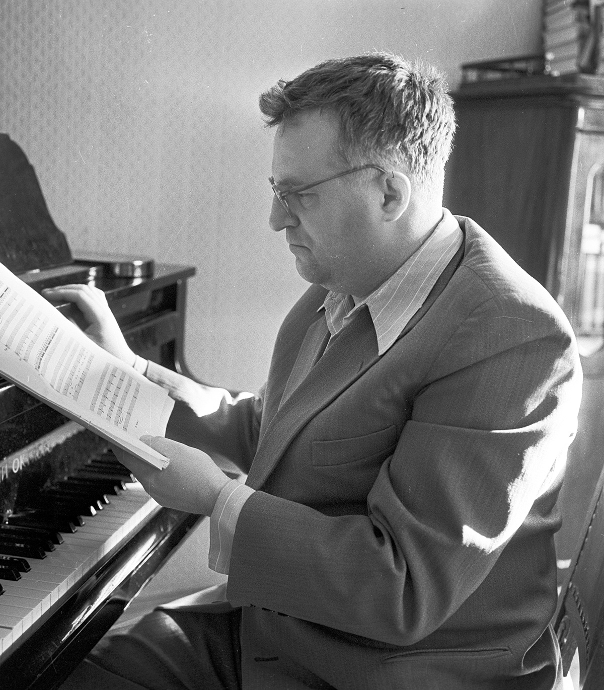 Композитор Георгий Васильевич Свиридов. 1960 Композитор Георгий Васильевич Свиридов. 1960