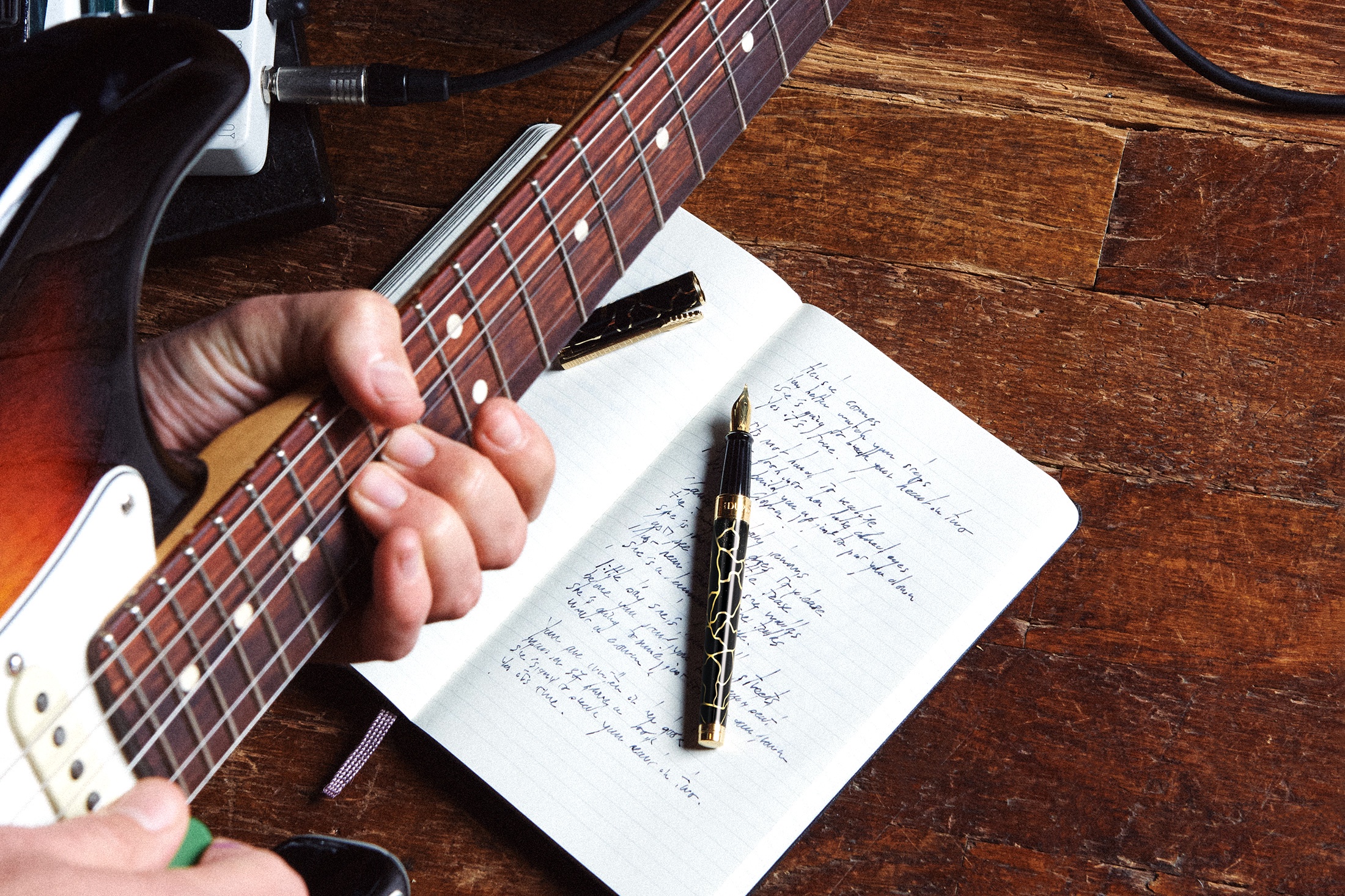 Совместная коллекция S.T. Dupont и Fender посвящена легендарным американским гитарам и японскому искусству кинцуги - способу реставрации фарфора при помощи лака и "золотой пыли". В философии кинцуги недостатки и травмы превращаются в ценную историю и уникальные особенности: трещины становятся золотыми в буквальном смысле слова.