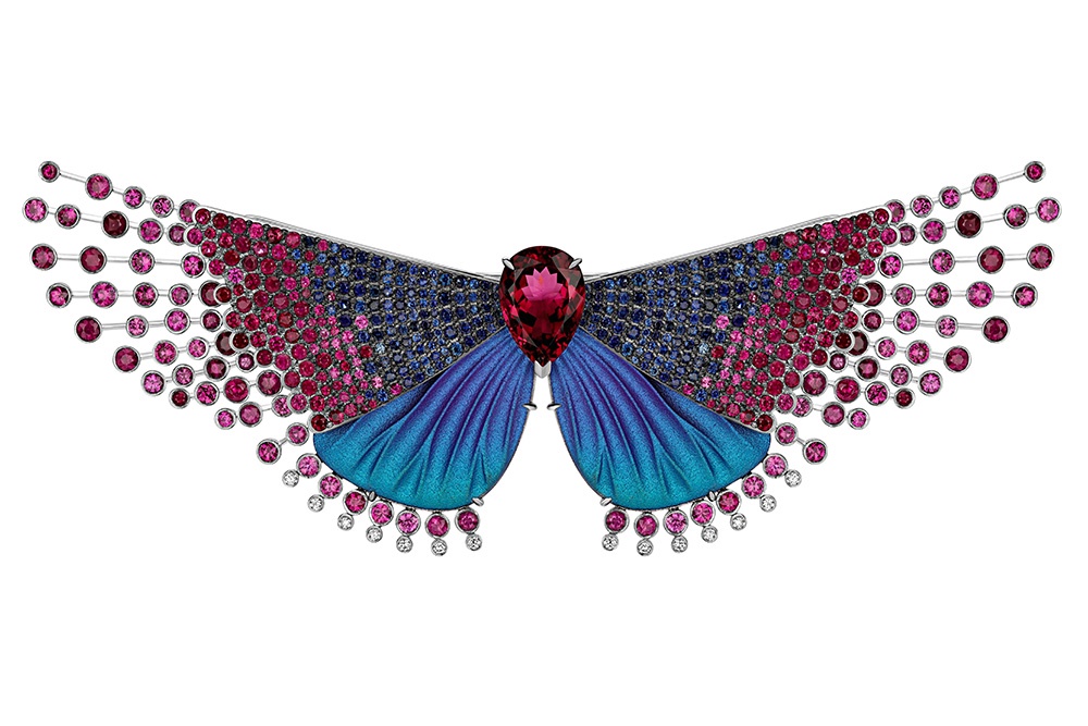 Брошь: золото, серебро, титан, рубеллит, рубины, сапфиры, бриллианты.