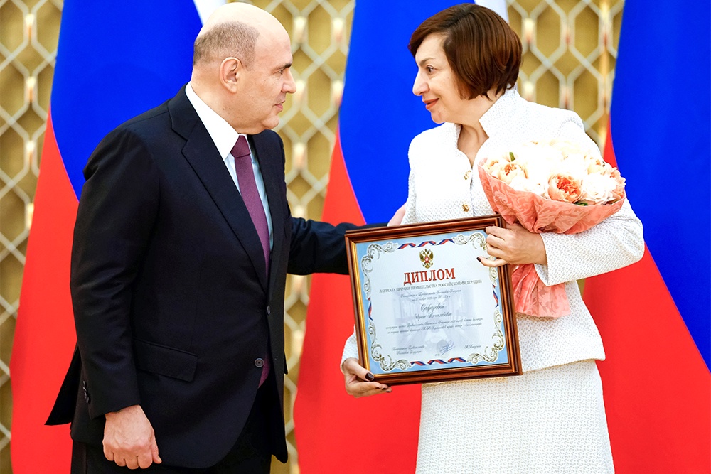 Михаил Мишустин вручает диплом лауреата директору Государственного музея-заповедника М. Ю. Лермонтова в Пятигорске Ирине Сафаровой.