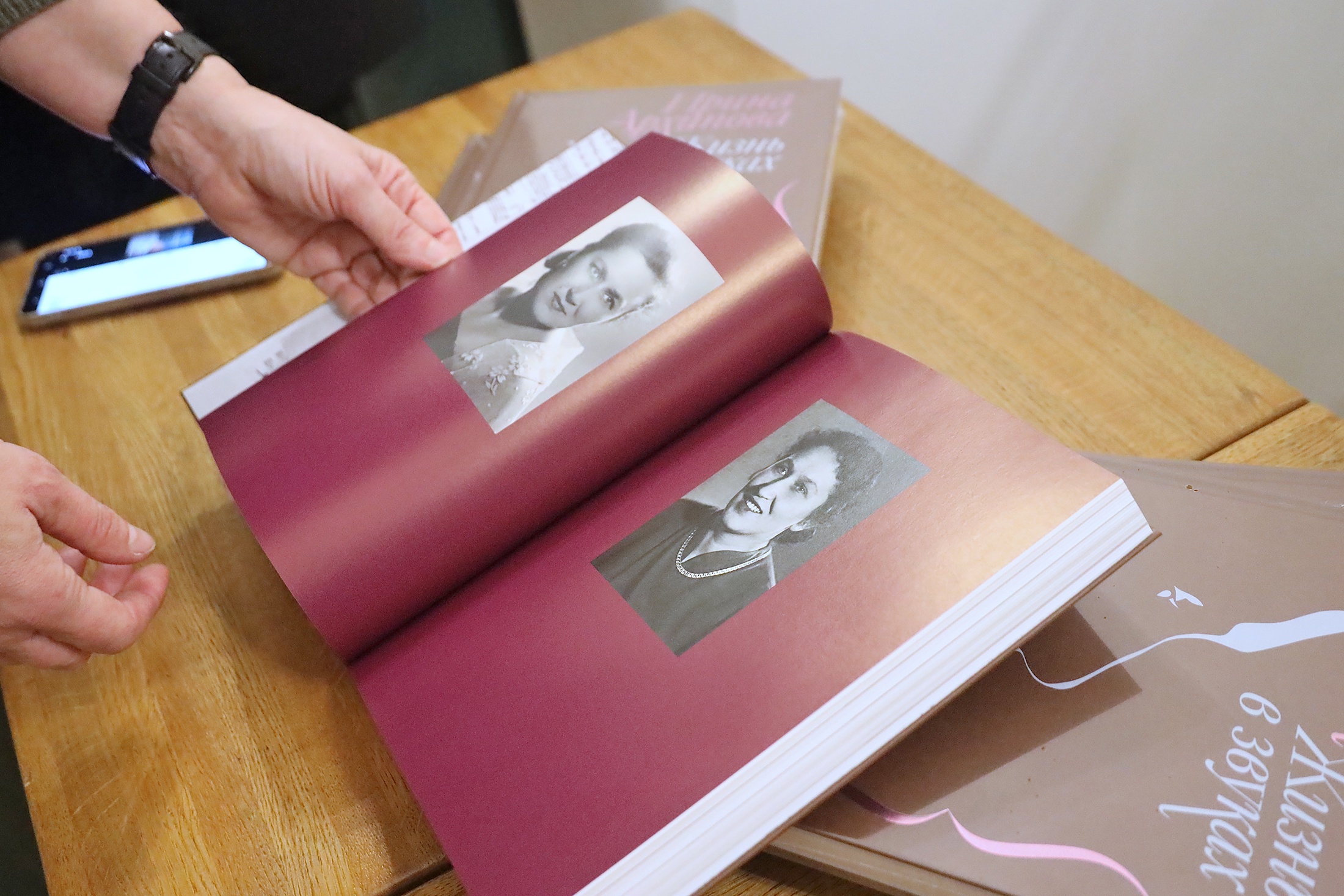 К каждому фото подобраны подписи: короткие реплики, а иногда и целые рассказы Ирины Архиповой.