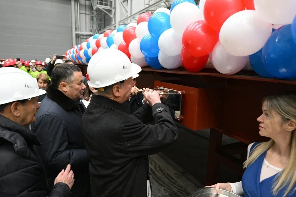 Николай Патрушев на Онежском заводе лично дал старт строительству новых шаланд, прикрутив закладную табличку к килю одной из них.