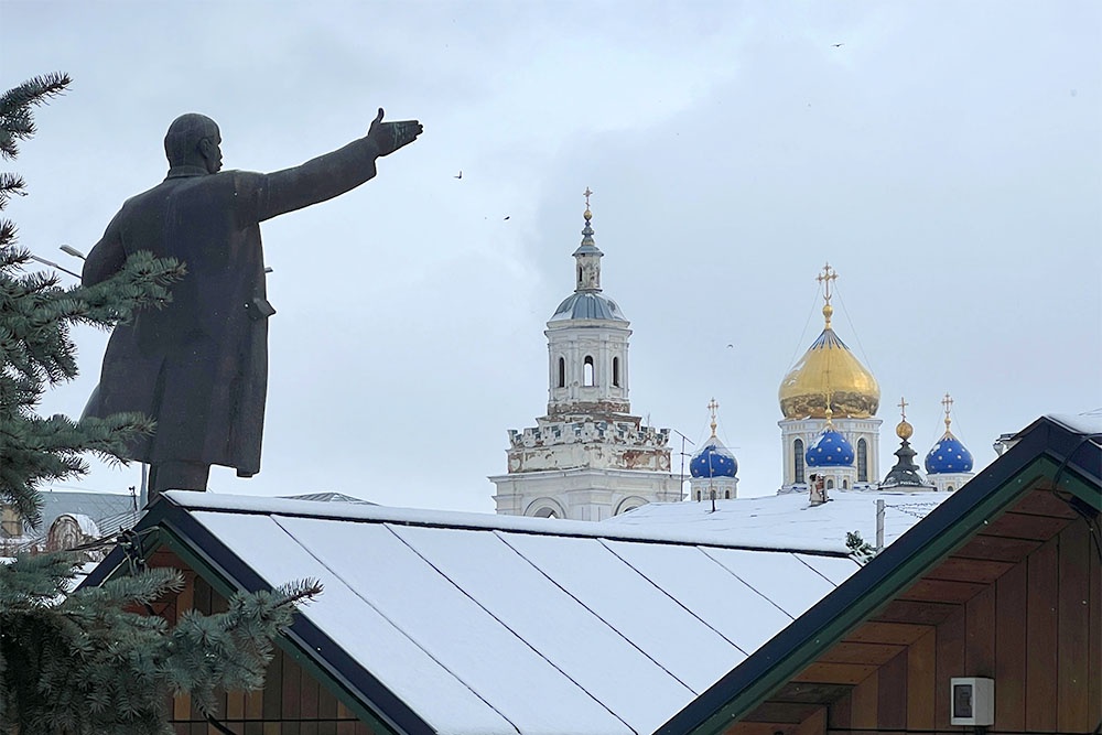 Хлебная площадь. Она же - Ленина. Тут блюдут традиции разных эпох. Хлебная площадь. Она же - Ленина. Тут блюдут традиции разных эпох.
