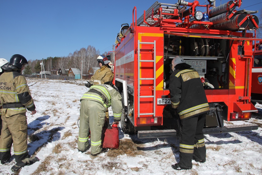 Спасатели должны бороться с огнем там, куда их вызвали, а другие возгорания игнорировать.