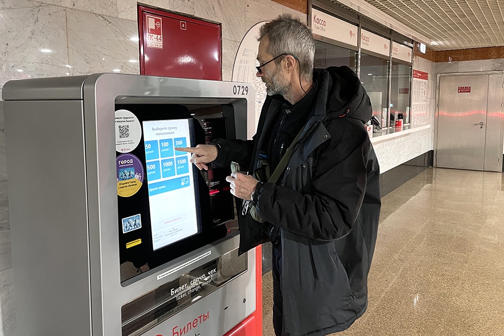 Типичная картина - у касс никого, да и у билетных автоматов пассажиров немного.