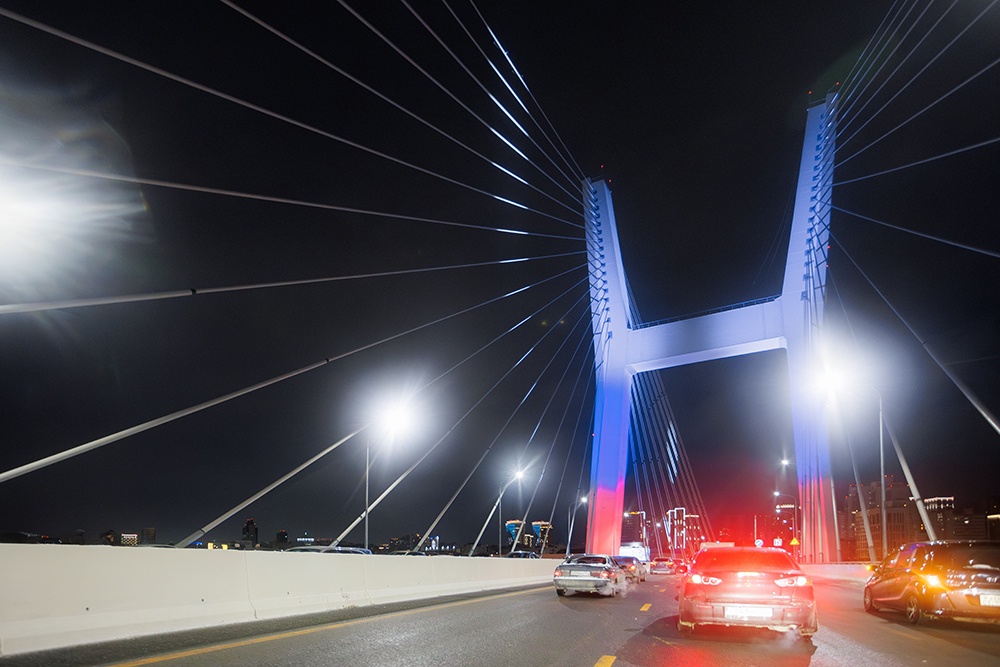 Хорошая новость: пока мост не достроят, переправой можно пользоваться бесплатно.