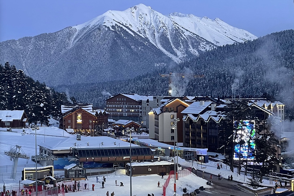 На Новый год и Рождество забронировано более 85% номеров в поселках Романтик и Лунная поляна.