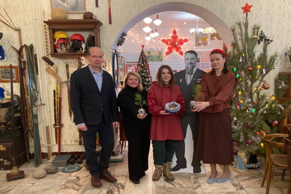 Саженцы кедра и желуди, из которых вырастут красные дубы, будут дожидаться весны в Музее быта советских ученых. Саженцы кедра и желуди, из которых вырастут красные дубы, будут дожидаться весны в Музее быта советских ученых.