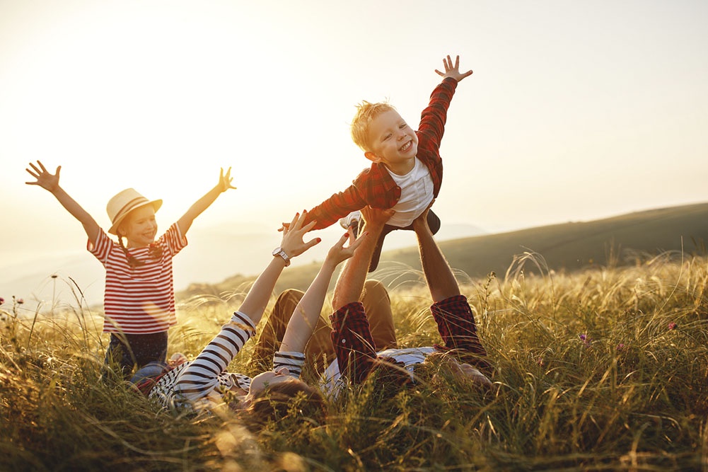 Счастливые дети и родители на природе