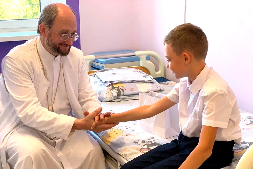 Глава Фонда "Круг добра" Александр Ткаченко часто лично общается с его подопечными.