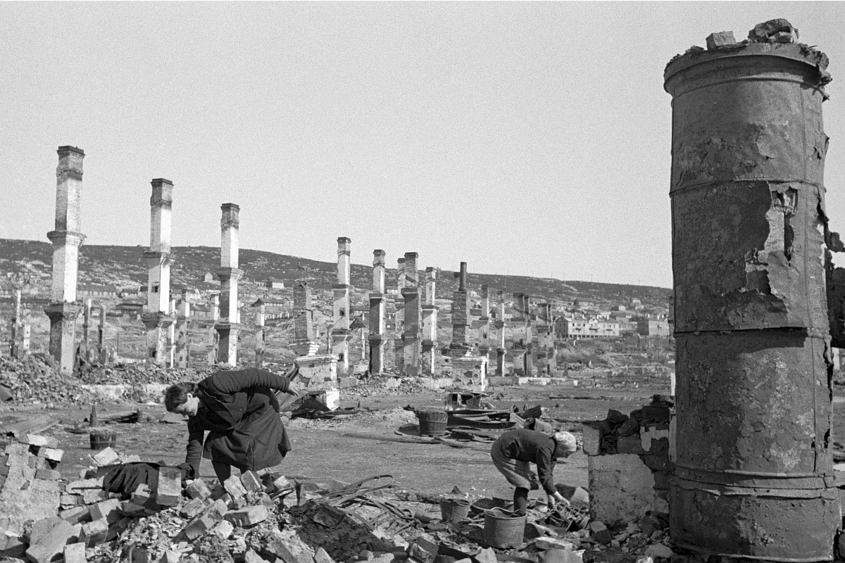 Более 13 миллионов мирных граждан СССР стали жертвами немецко-фашистской оккупации. На фото: кварталы Мурманска, разрушенные вражескими бомбардировками 18 июня 1942 года. Более 13 миллионов мирных граждан СССР стали жертвами немецко-фашистской оккупации. На фото: кварталы Мурманска, разрушенные вражескими бомбардировками 18 июня 1942 года.