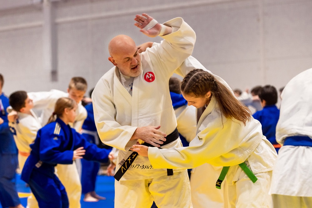 Мастер-класс легендарного российского дзюдоиста посетили более 200 курян и белгородцев.