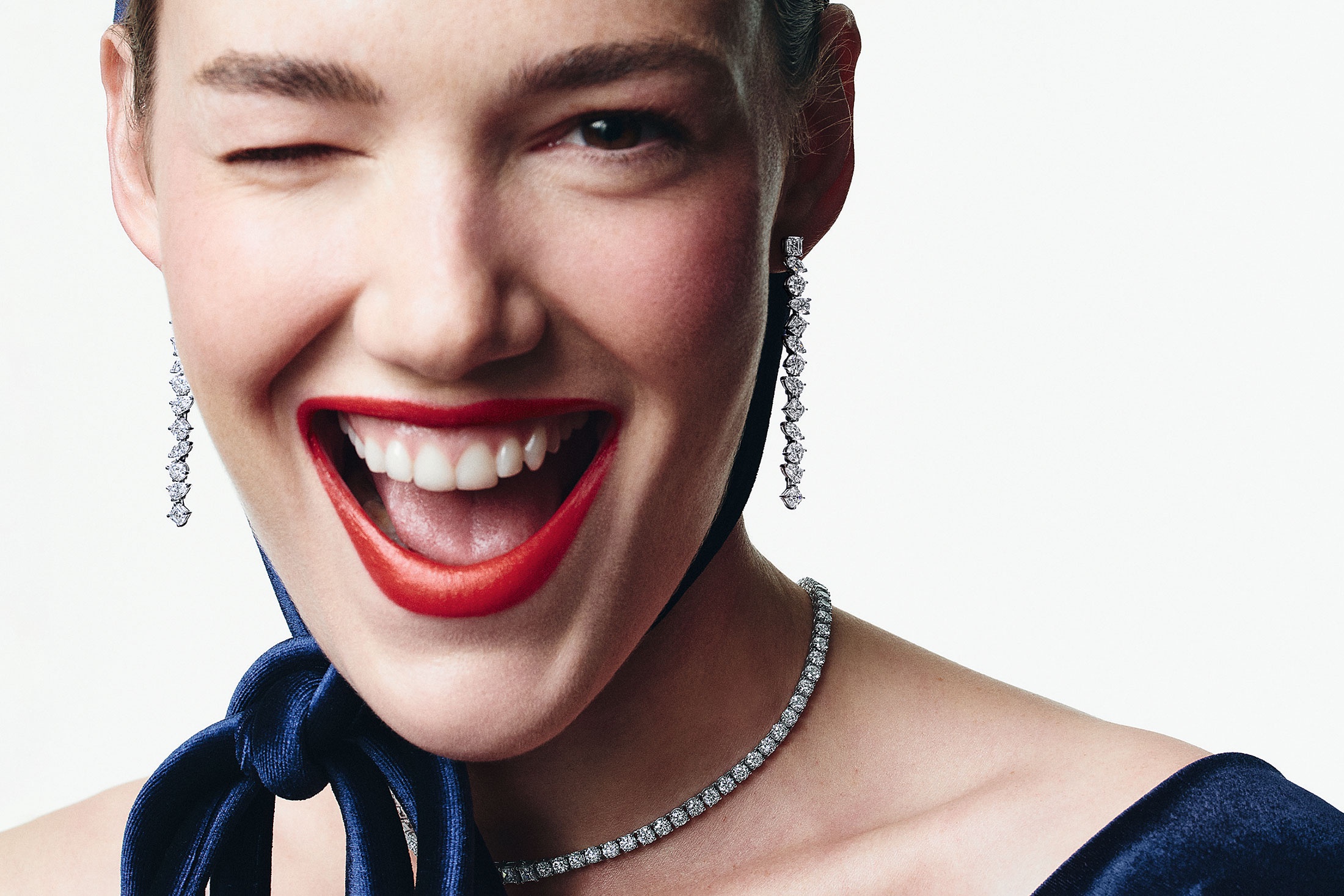 В длинных серьгах, пожалуй, ярче всего заметно преимущество соединения различных бриллиантовых огранок в один ряд.