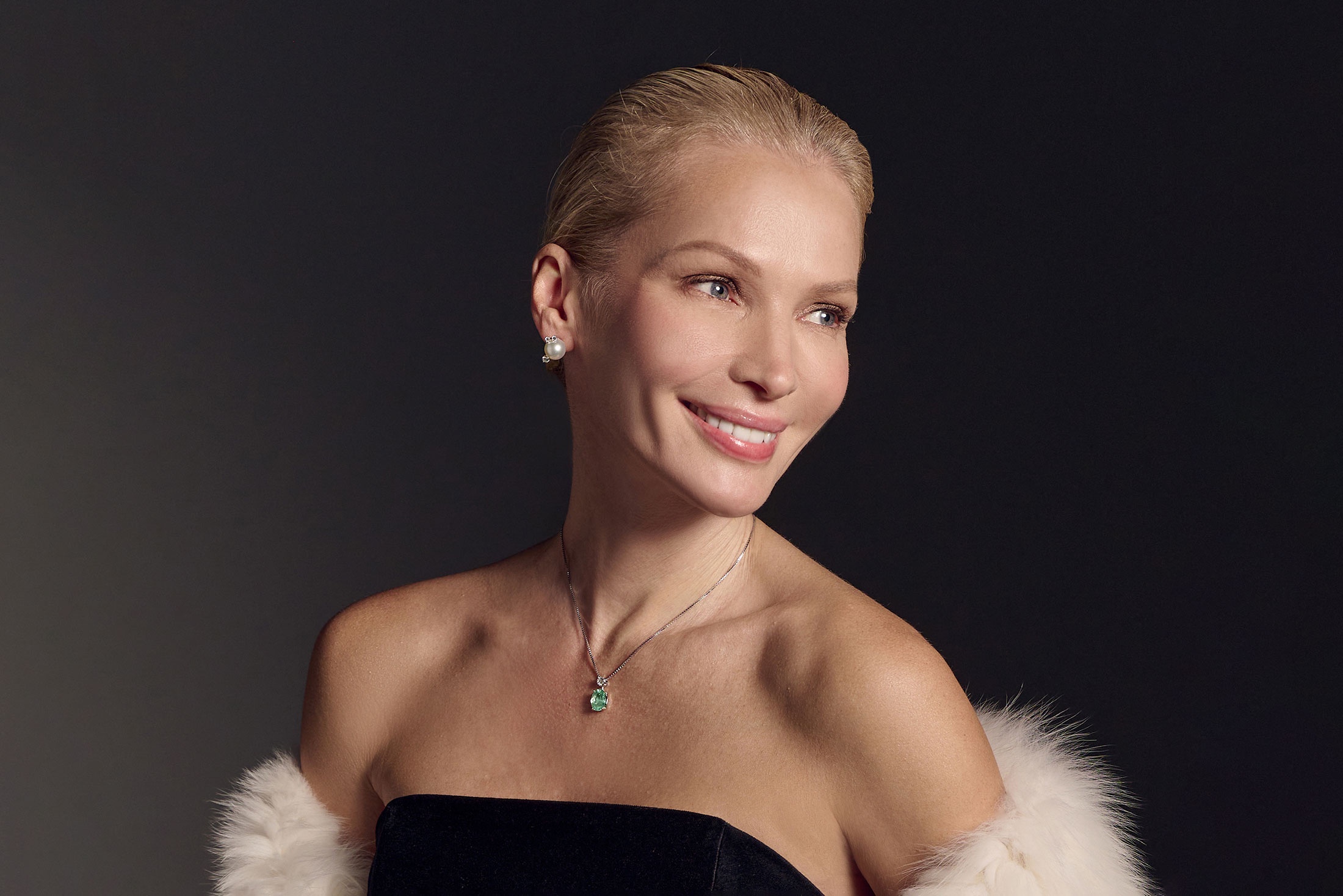 На модели: серьги из коллекции "Звезды" с жемчугом Южных морей и бриллиантами, подвеска из коллекции Daily Gems c турмалином параиба и бриллиантом,.