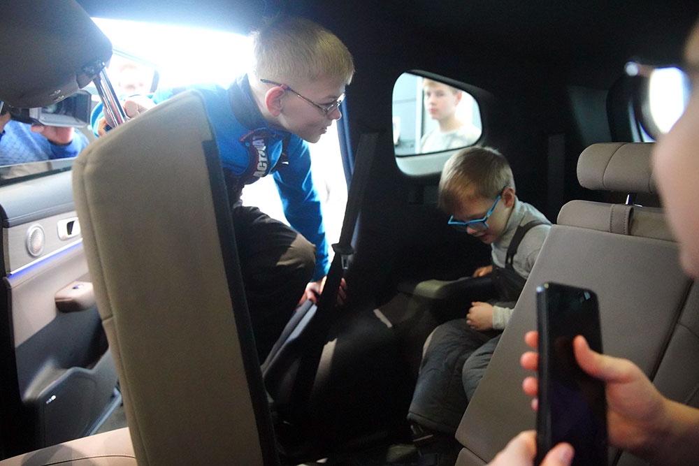 Новые автомобили получили три кузбасские многодетные семьи.