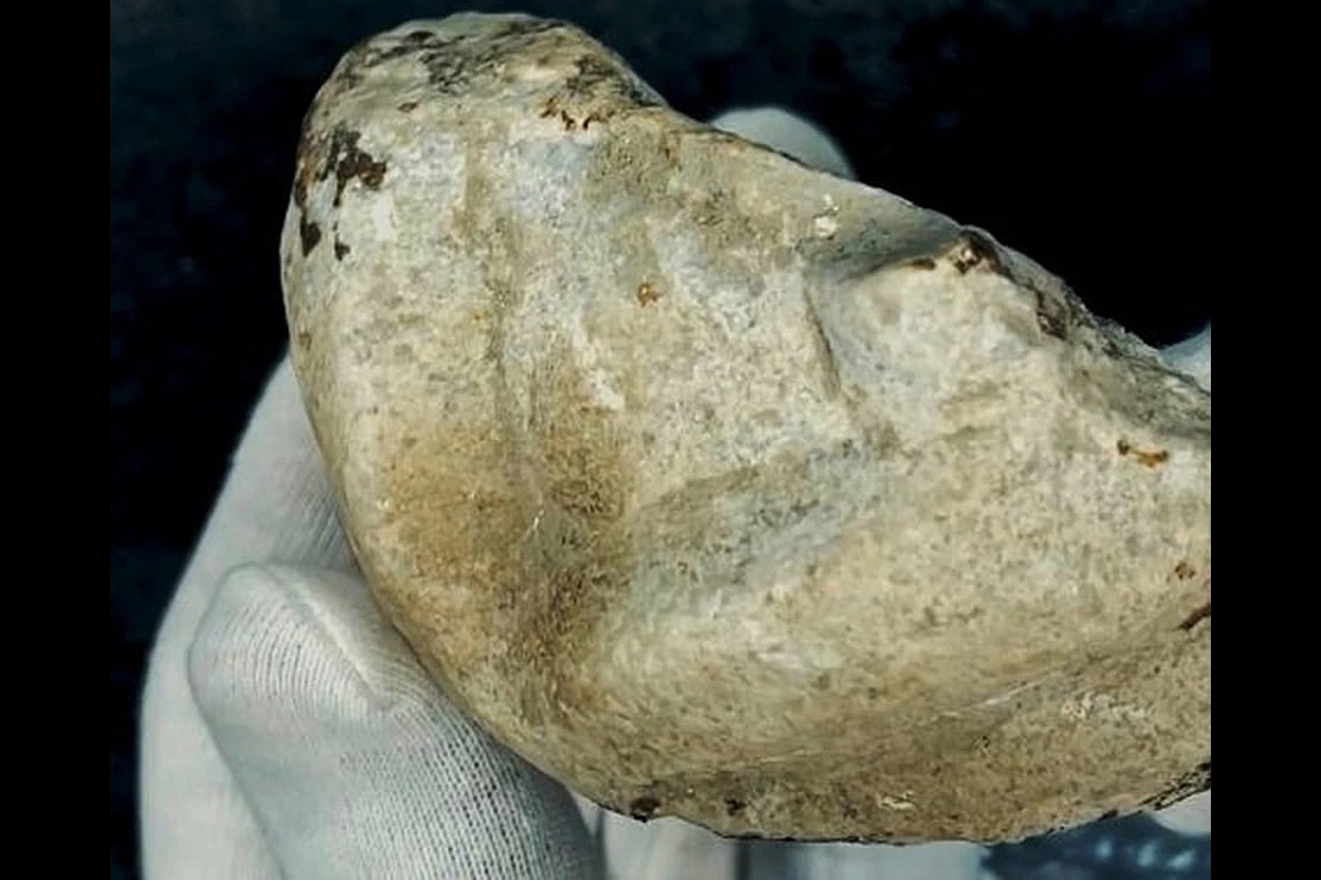  На фрагменте видны остатки резного орнамента, похожие на ремни обуви. Возможно, это была статуя.