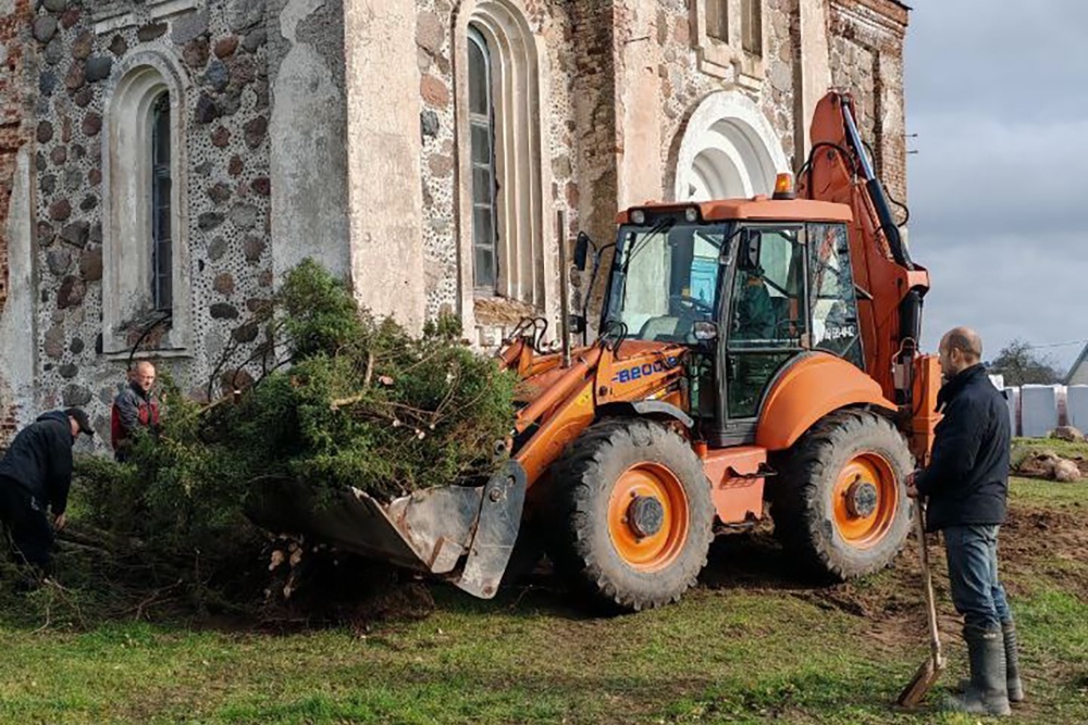 Энтузиасты приводят в порядок территорию у храма и собирают средства на его восстановление.