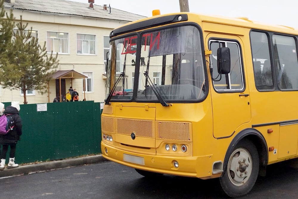 В селе Петрокаменском учеников привозят в детсад, где спальни и игровые стали классами.