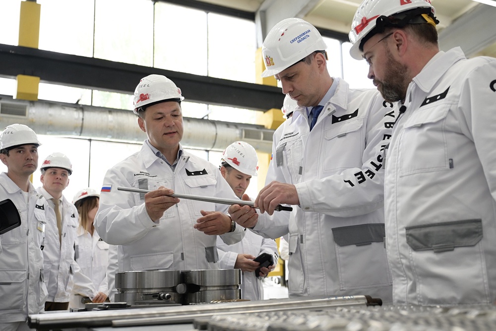 В июне 2025 года Денис Паслер открыл обновленное производство бесшовных нержавеющих труб в Первоуральске. Модернизация позволила увеличить мощности по их выпуску в 1,7 раза - до 15 тысяч тонн в год.