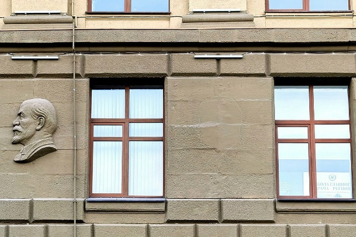 Профиль Сталина стал виден на одной из плит фасада после ремонтных работ.