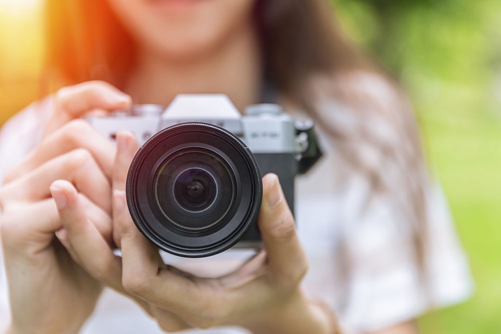 Лучшие снимки рождаются благодаря умению видеть, думать и экспериментировать с настройками. Девушка с фотоаппаратом в руках