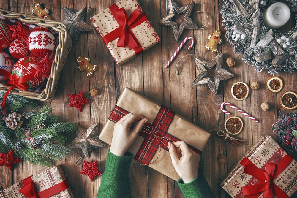 Именные и персонализированные подарки на Новый год-2026: лучшие идеи для близких Упаковка новогодних подарков