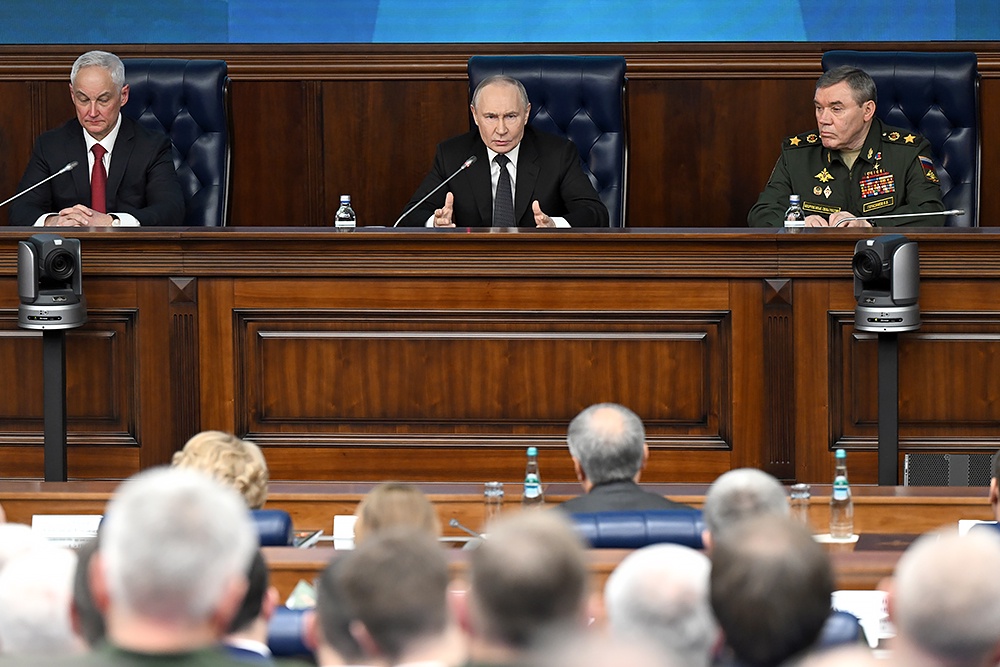 По правую руку от Верховного главнокомандующего Вооруженными силами РФ Владимира Путина на коллегии сидел министр обороны РФ Андрей Белоусов (на фото слева), по левую - начальник Генерального штаба ВС РФ, руководитель объединенной группировки российских войск, задействованных в зоне СВО, генерал армии Валерий Герасимов (на фото справа).