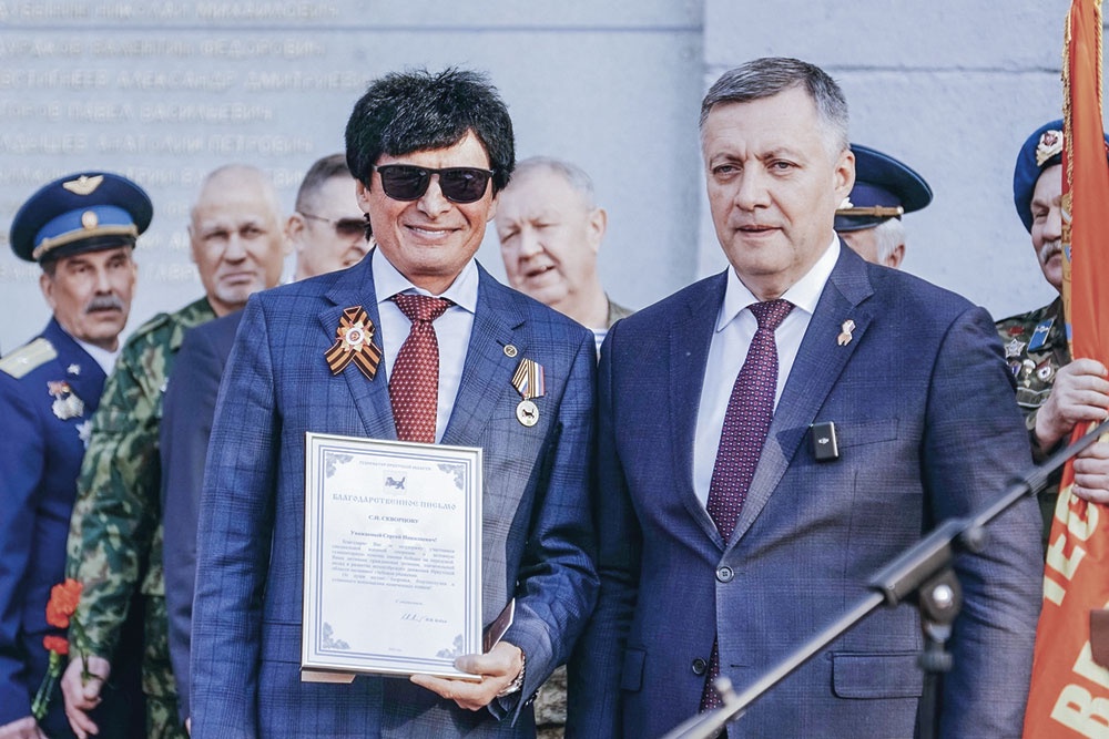 Личный вклад Сергея Скворцова (слева) в развитие благотворительности отмечен грамотой губернатора. Личный вклад Сергея Скворцова (слева) в развитие благотворительности отмечен грамотой губернатора.