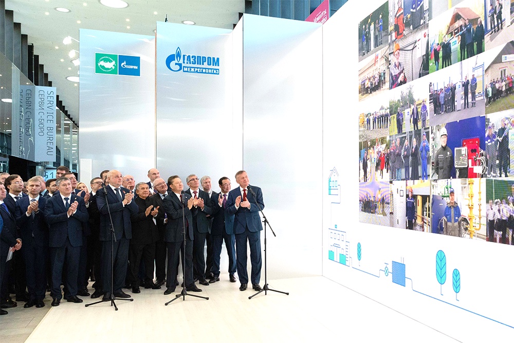 Торжественное подключение к сетям газоснабжения объектов в 25 регионах России в рамках ПМГФ. В церемонии приняли участие председатель правления ПАО "Газпром" Алексей Миллер, министр энергетики РФ Сергей Цивилев, генеральный директор "Газпром межрегионгаз" Сергей Густов и руководители субъектов РФ.