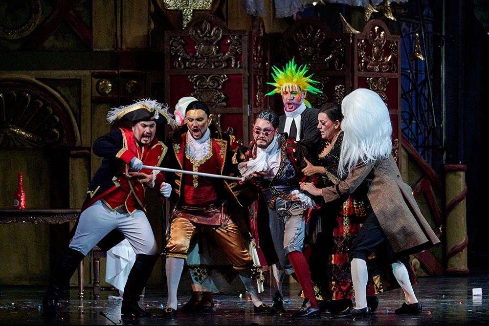 Получился умный спектакль, где исторические наряды с париками соседствуют с юмором из дня сегодняшнего.