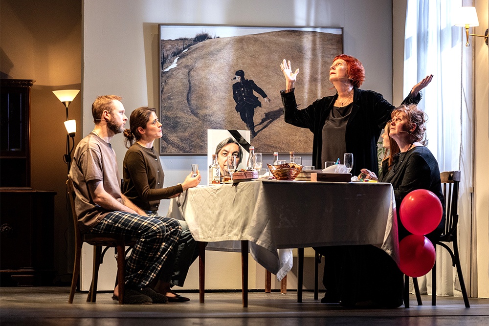 Зрители сразу попадают в квартиру Серебрякова в разгар поминок по его первой жене, Вере Петровне.