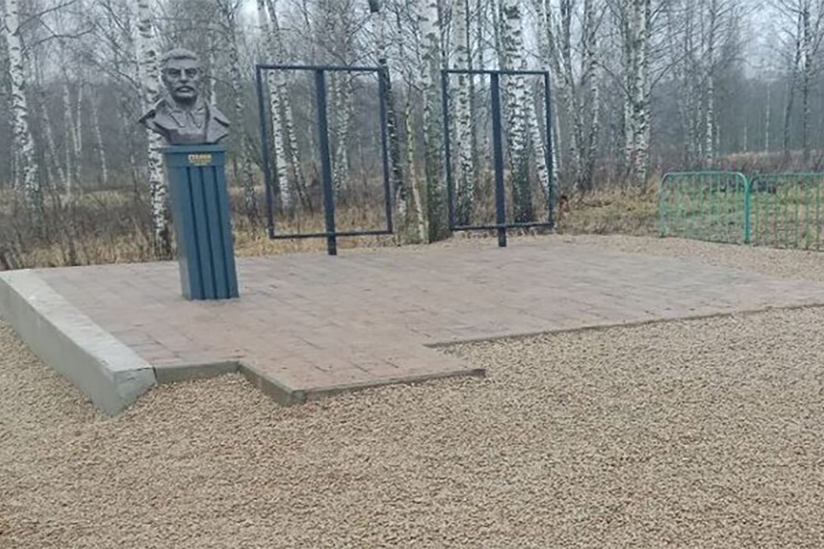 Открытие памятника приурочили ко дню рождения Сталина - 18 декабря.