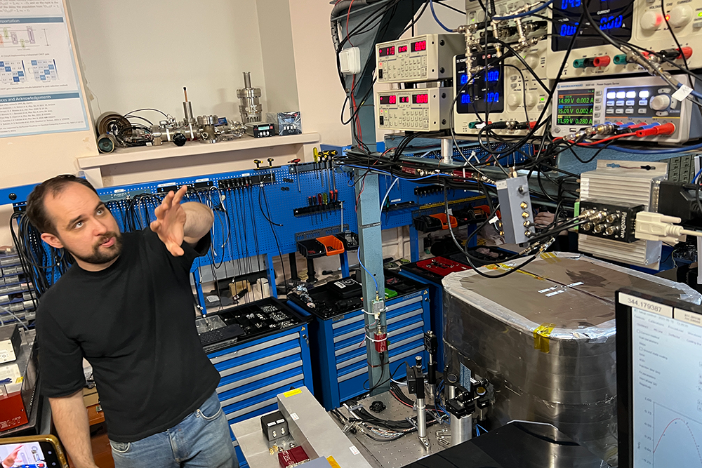Илья Семериков у прототипа квантового компьютера на ионах иттербия. Илья Семериков у прототипа квантового компьютера на ионах иттербия.