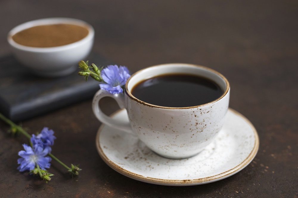 Чашка с напитком и цветки цикория