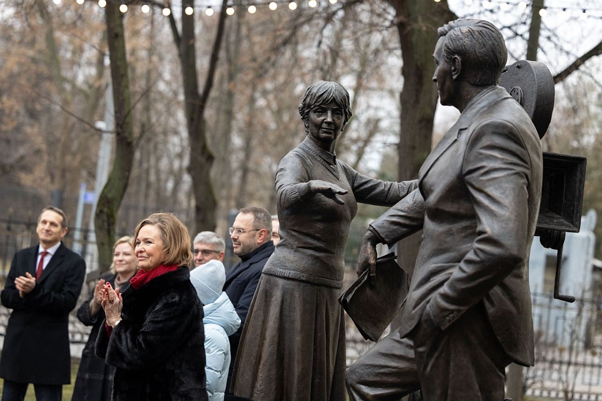 Памятник создателям легендарного советского сериала "Семнадцать мгновений весны" появился у киностудии имени Горького. Памятник создателям легендарного советского сериала "Семнадцать мгновений весны" появился у киностудии имени Горького.