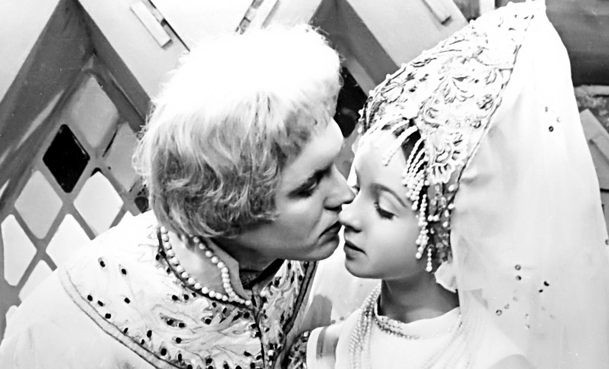 Эдуард Изотов в роли Ивана и Наталья Седых в роли Настеньки.