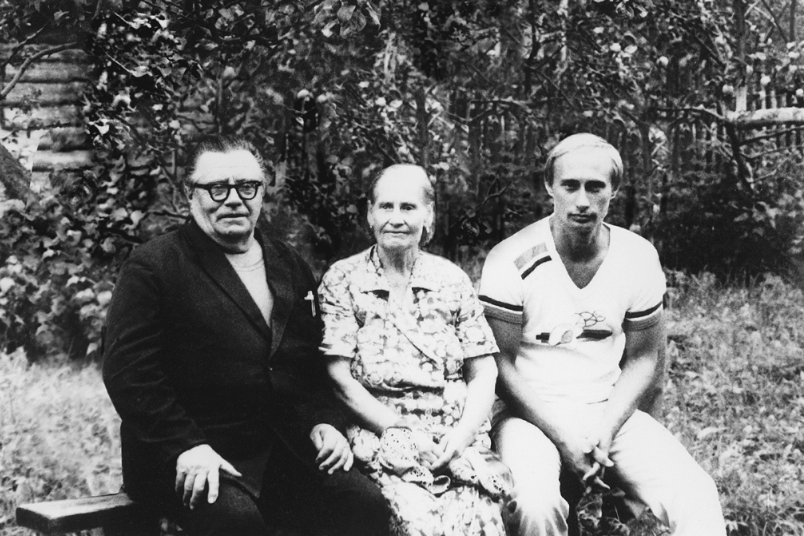 Владимир Путин со своими родителями (Владимиром Спиридоновичем Путиным и Марией Ивановной Путиной) в 1985 году перед отъездом в ГДР