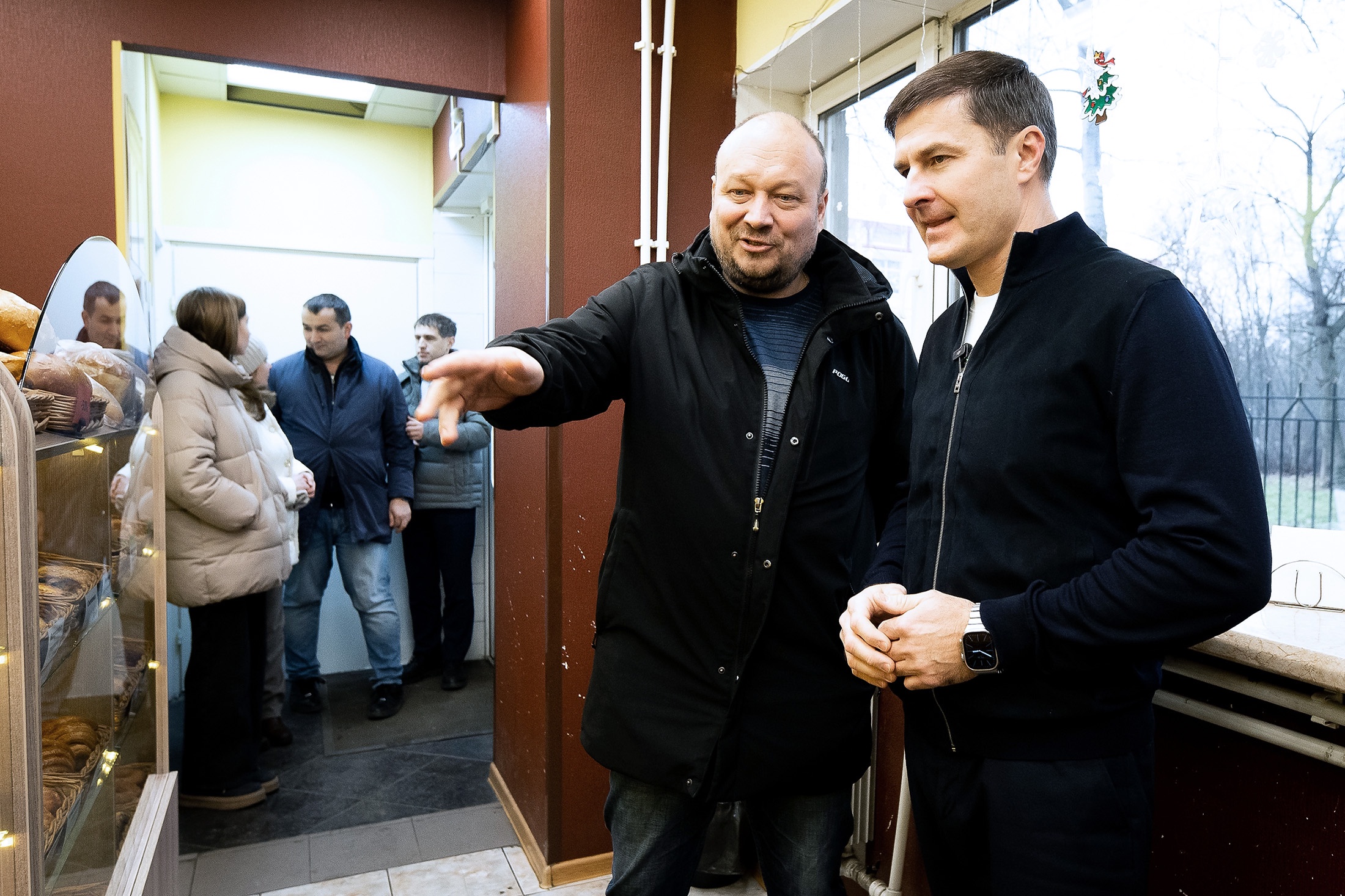 Денис Максимов, владелец пекарни "Машенька" и глава г.о. Люберцы Владимир Волков.